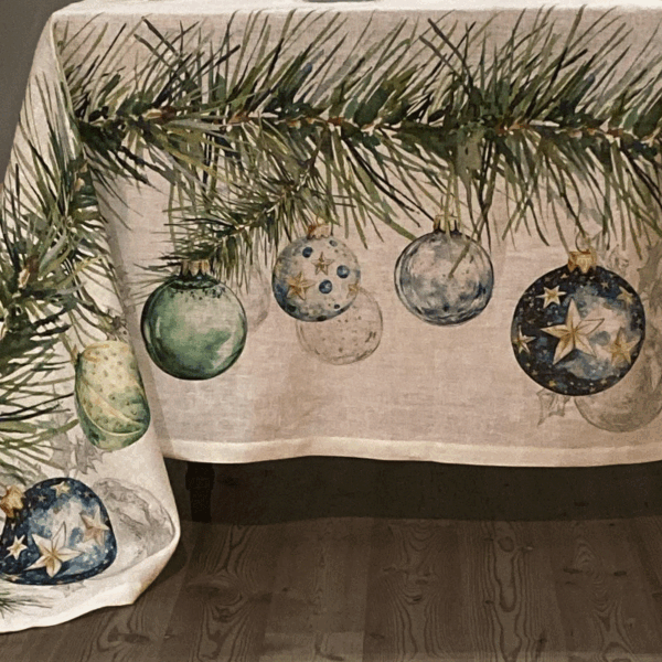 Christmas tablecloth in pure linen featuring an elegant print of pine branches and Christmas baubles in shades of green and gold