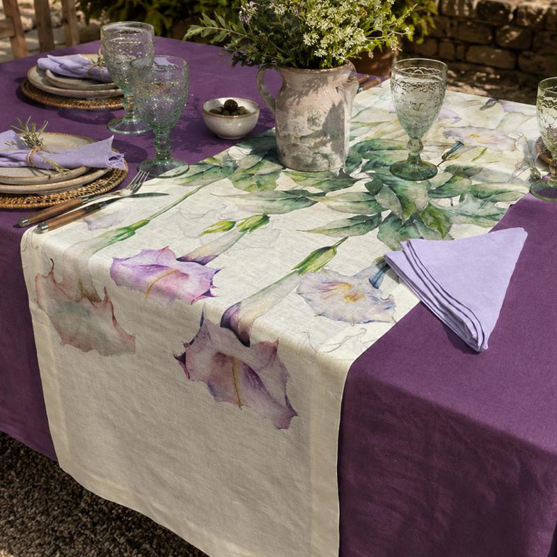 runner-di-lino-datura-rosa-la-bottega-di-casa-02 Runner di lino Datura Rosa su tovaglia in lino Vintage Viola con tovaglioli in lino Vintage Lavanda apparecchiati per una tavola elegante.