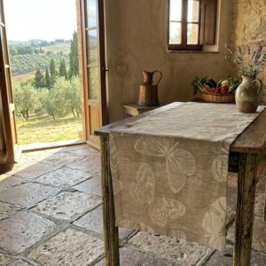 Fauna Crema linen runner in a Tuscan country house